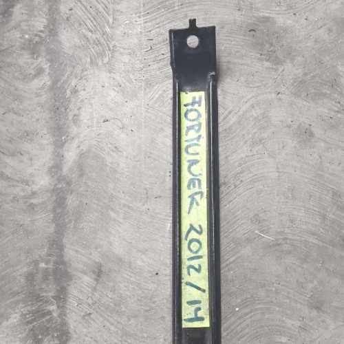 Base Central Parachoque Trasero Toyota Fortuner 2012 / 2013 / 2014 #576